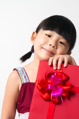 Asyalı çocuk kırmızı hediye kutusu
