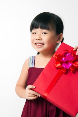 Asyalı çocuk kırmızı hediye kutusu