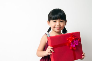 Asyalı çocuk kırmızı hediye kutusu