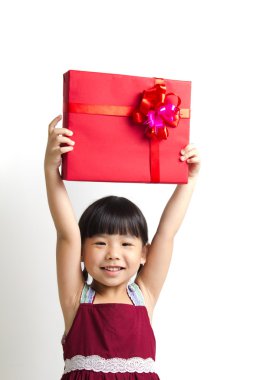 Asyalı çocuk kırmızı hediye kutusu