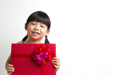 Asyalı çocuk kırmızı hediye kutusu