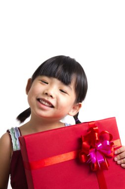 Asyalı çocuk kırmızı hediye kutusu