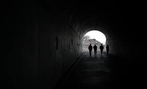 Männer im dunklen Tunnel — Stockfoto