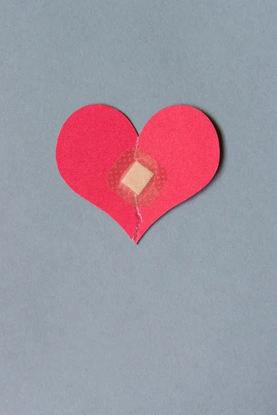 Разбитое сердце с повязкой — стоковое фото