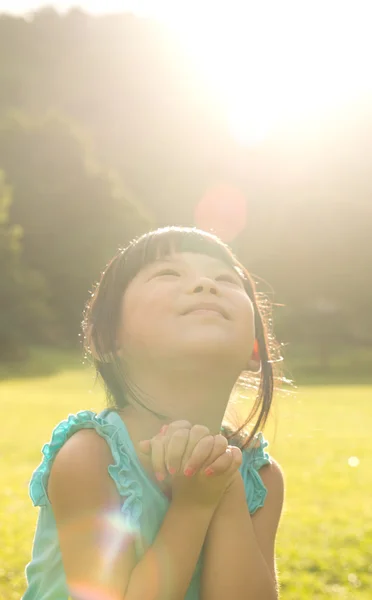 子供は願いを作っています。 — ストック写真