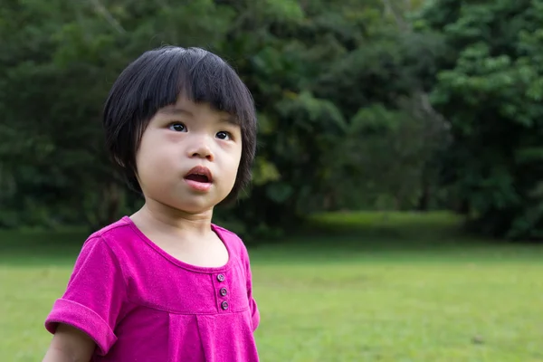 Bébé dans jardin — Photo