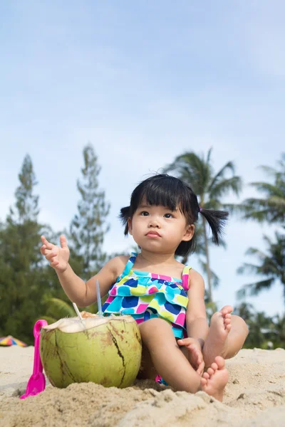 Asiatique bébé fille sur la plage — Photo