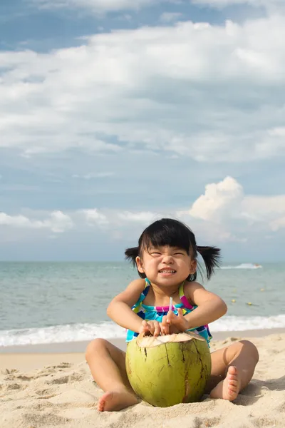 Asiática bebé chica en playa — Foto de Stock
