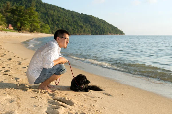 Man with dog at beach — Stock Photo, Image