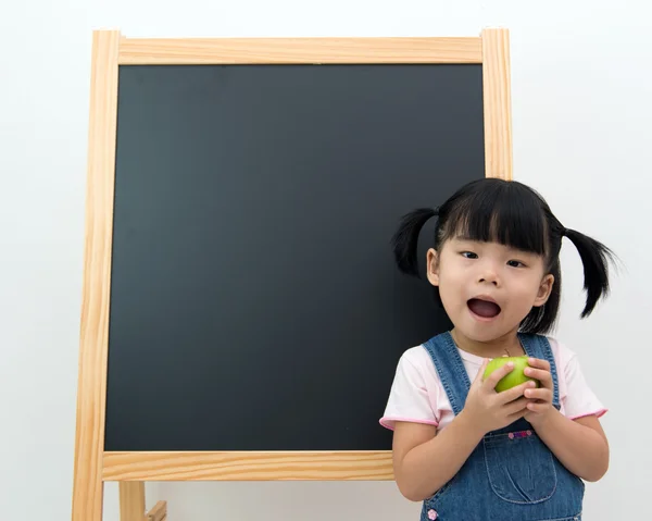 Preescolar femenino con manzana en la mano — Foto de Stock