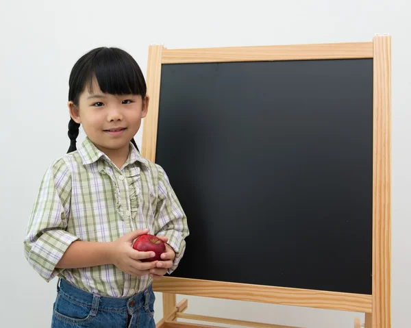 Liten flicka med äpple i handen — Stockfoto