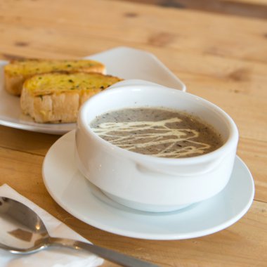 Sarımsaklı mantar çorbası.