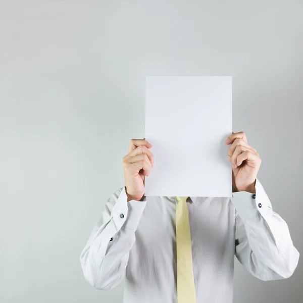 Hombre sosteniendo tablero blanco — Foto de Stock