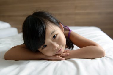 küçük kız yatakta döşeme