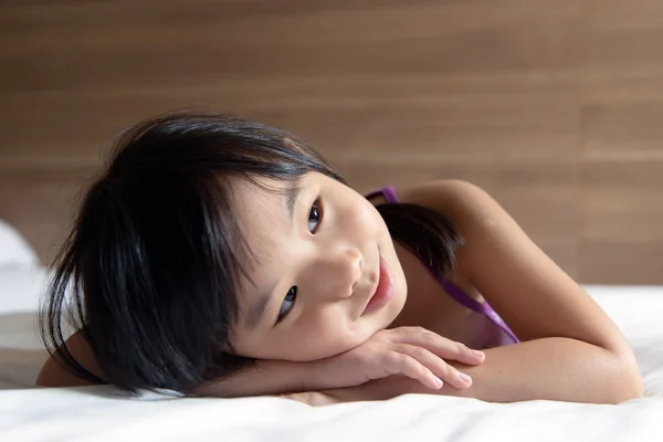 Κοριτσάκι τοποθέτηση στο κρεβάτι — Φωτογραφία Αρχείου
