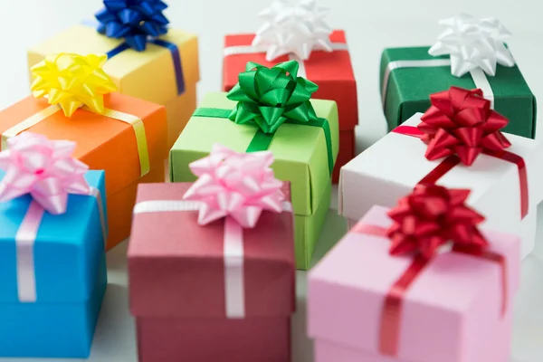 Varias cajas de regalo de color — Foto de Stock