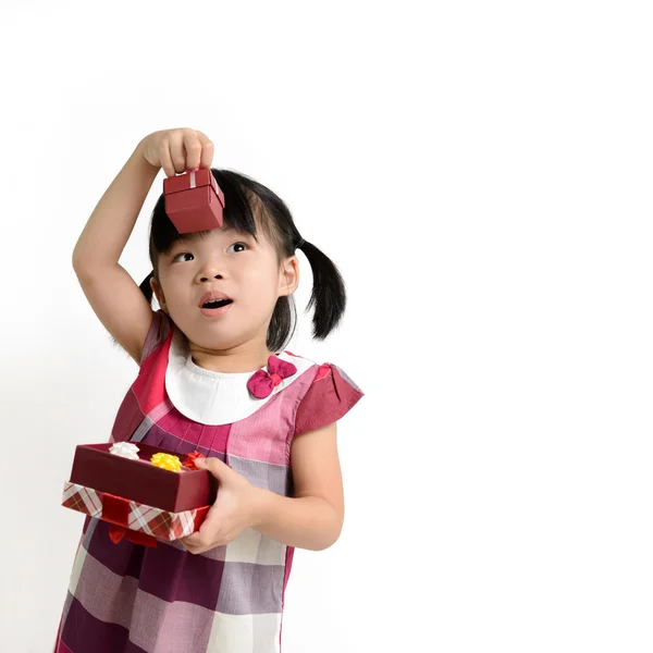 Niño pequeño con caja de regalo —  Fotos de Stock