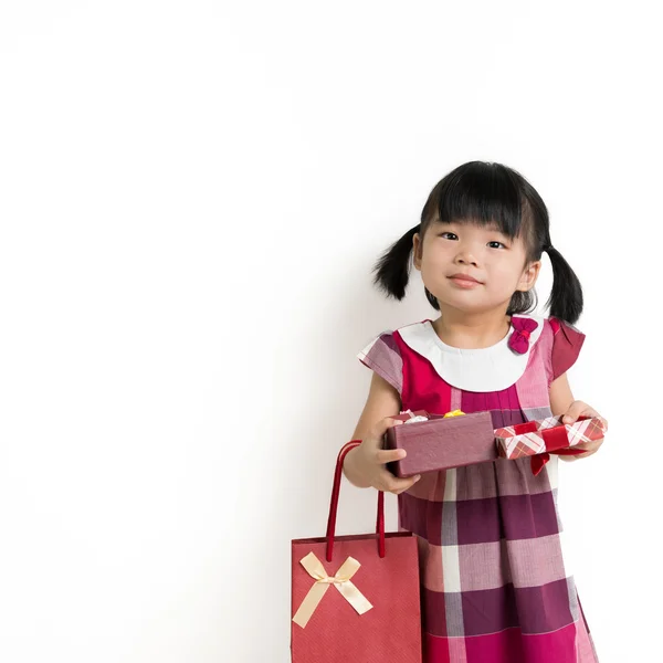 Κορίτσι μικρό παιδί με κιβώτιο δώρων και τσάντα — Φωτογραφία Αρχείου