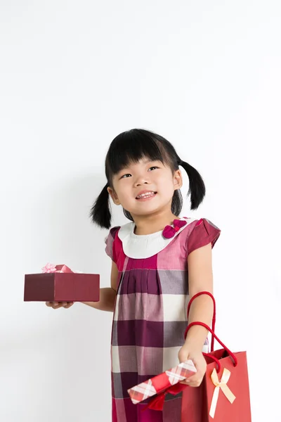 Petite fille avec boîte cadeau et sac — Photo