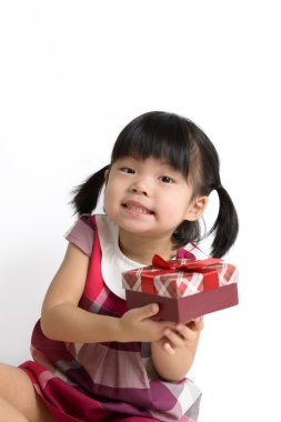 hediye kutusu ile yürümeye başlayan çocuk kız