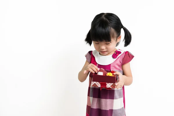 Piccolo bambino asiatico con scatola regalo — Foto Stock