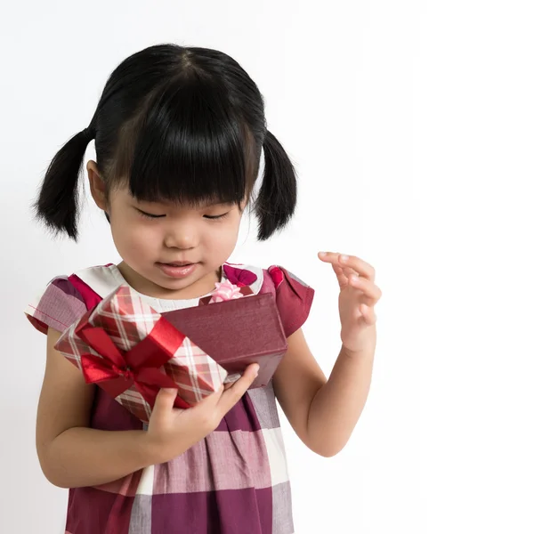 Bambino piccolo con confezione regalo — Foto Stock