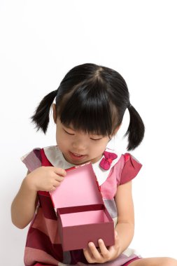 hediye kutusu ile küçük bir çocuk