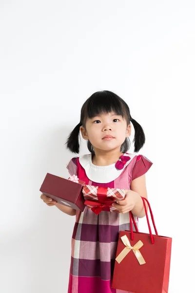 Kleinkind Mädchen mit Geschenkbox und Tasche — Stockfoto