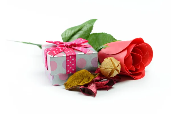 Cadeau et rose rouge — Photo