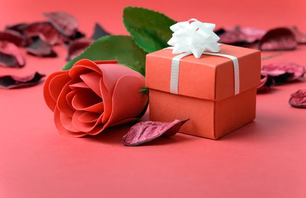 Червона троянда з подарунковою коробкою — стокове фото