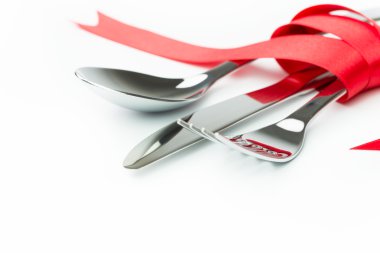 Çatal, kaşık ve bıçak kırmızı kurdele ile bağlanmış