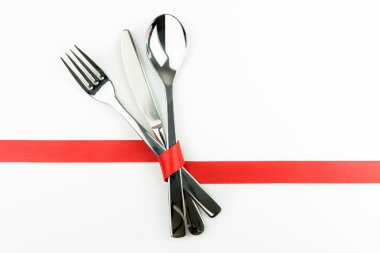 Çatal, bıçak ve kaşık kırmızı kurdele ile bağlanmış