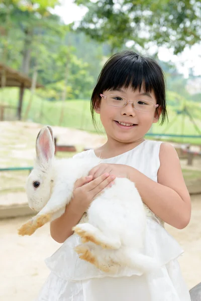 Девочка держит кролика — стоковое фото