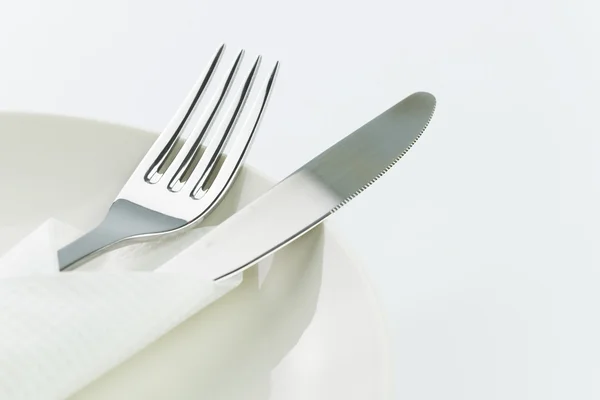 Fourchette et couteau sur plaque — Photo