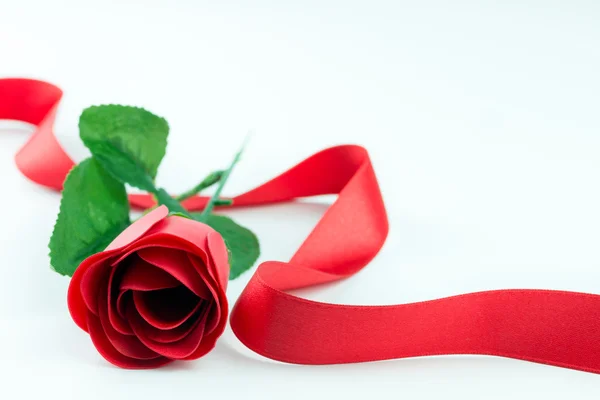 Czerwona róża i wstążki — Zdjęcie stockowe