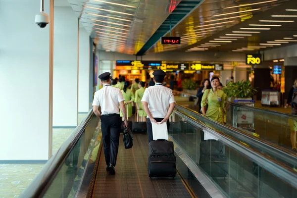 Piloot en stewardess — Stockfoto