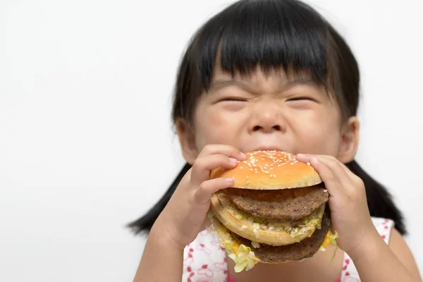 büyük hamburger yiyen çocuk