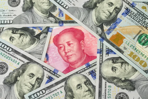 Dólar estadounidense frente a China Yuan — Foto de Stock