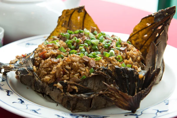 Arroz frito em folha de lótus — Fotografia de Stock