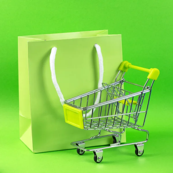 Carrello verde e sacchetto regalo — Foto Stock