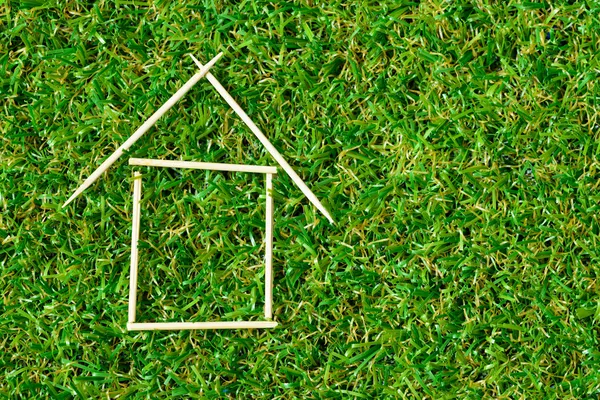 Modell ház zöld fű — Stock Fotó