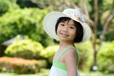 Asyalı çocuk yaz şapka