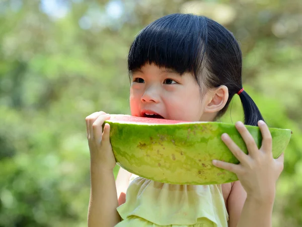 Маленька дитина їсть кавун — стокове фото