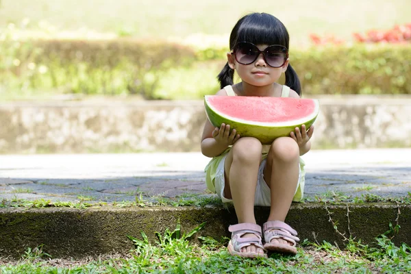 Barn med vattenmelon — Stockfoto