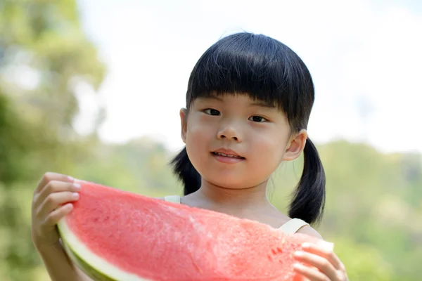 Barn med vattenmelon — Stockfoto