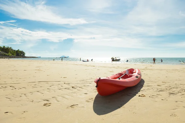 Каяк на пляже — стоковое фото