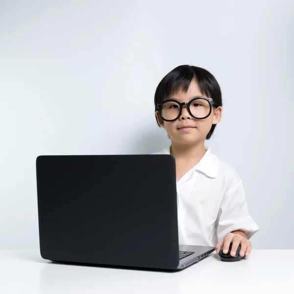 School girl using laptop — Stock Photo, Image