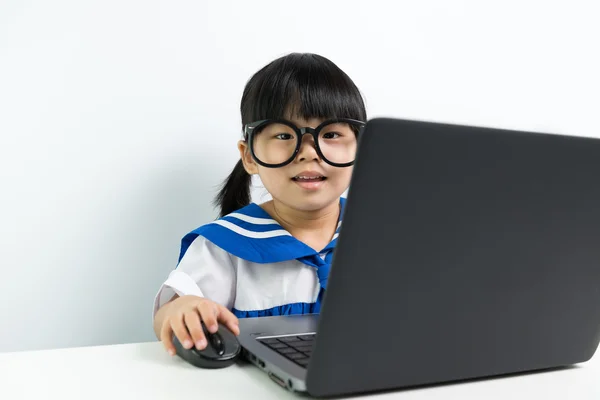 Dizüstü bilgisayar kullanan bebek kız — Stok fotoğraf