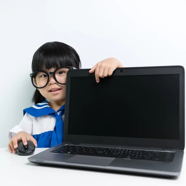 Dizüstü bilgisayar kullanan bebek kız — Stok fotoğraf