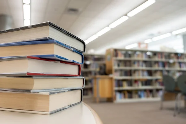 Montón de libros en la mesa de la biblioteca — Foto de Stock